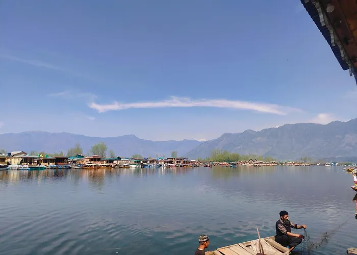 Lalarukh Group Of Houseboats