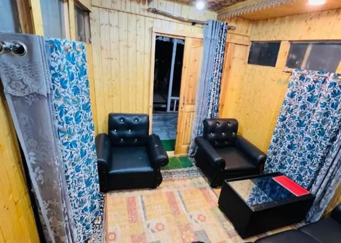 Houseboat Star Ruby Snow View