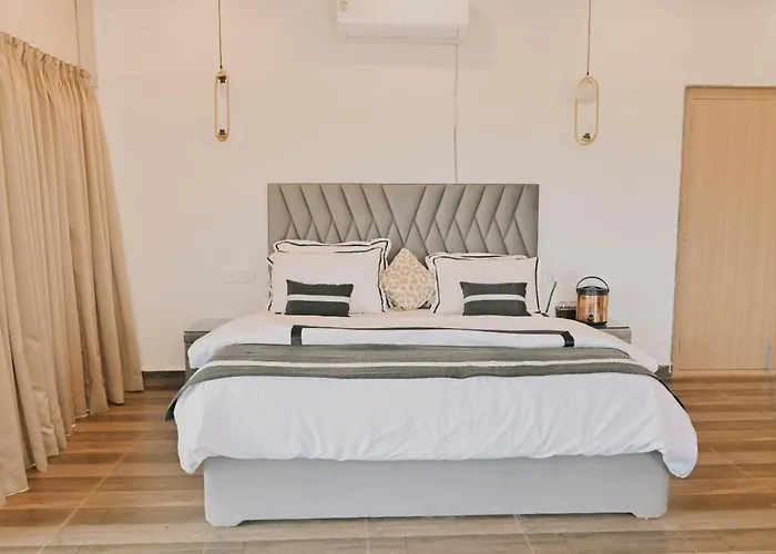 Luxury 6Bhk Villa With Private Pool And Jacuzzi Near Candolim