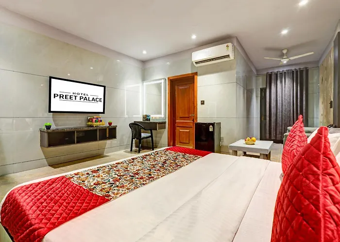 Hotel Preet Palace -5 Mints Walk From Nizamuddin Railway Station New Delhi