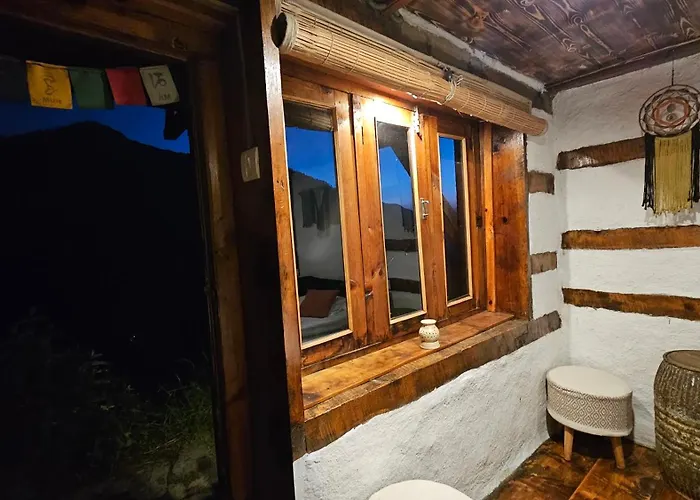 Parvatis Lap Villa & Hostel