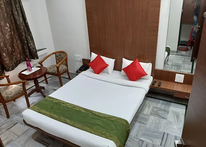 City Palace Hotel होटल सिटी पैलेस Nashik
