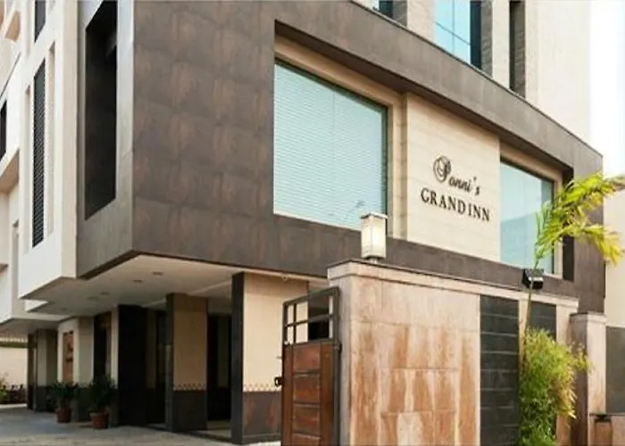 Ponnis Grand Inn