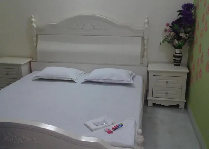 Royal Paying Guest
