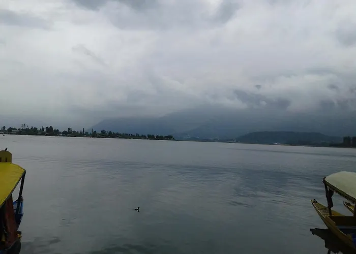 S Group Of Houseboat Hotel Srinagar 